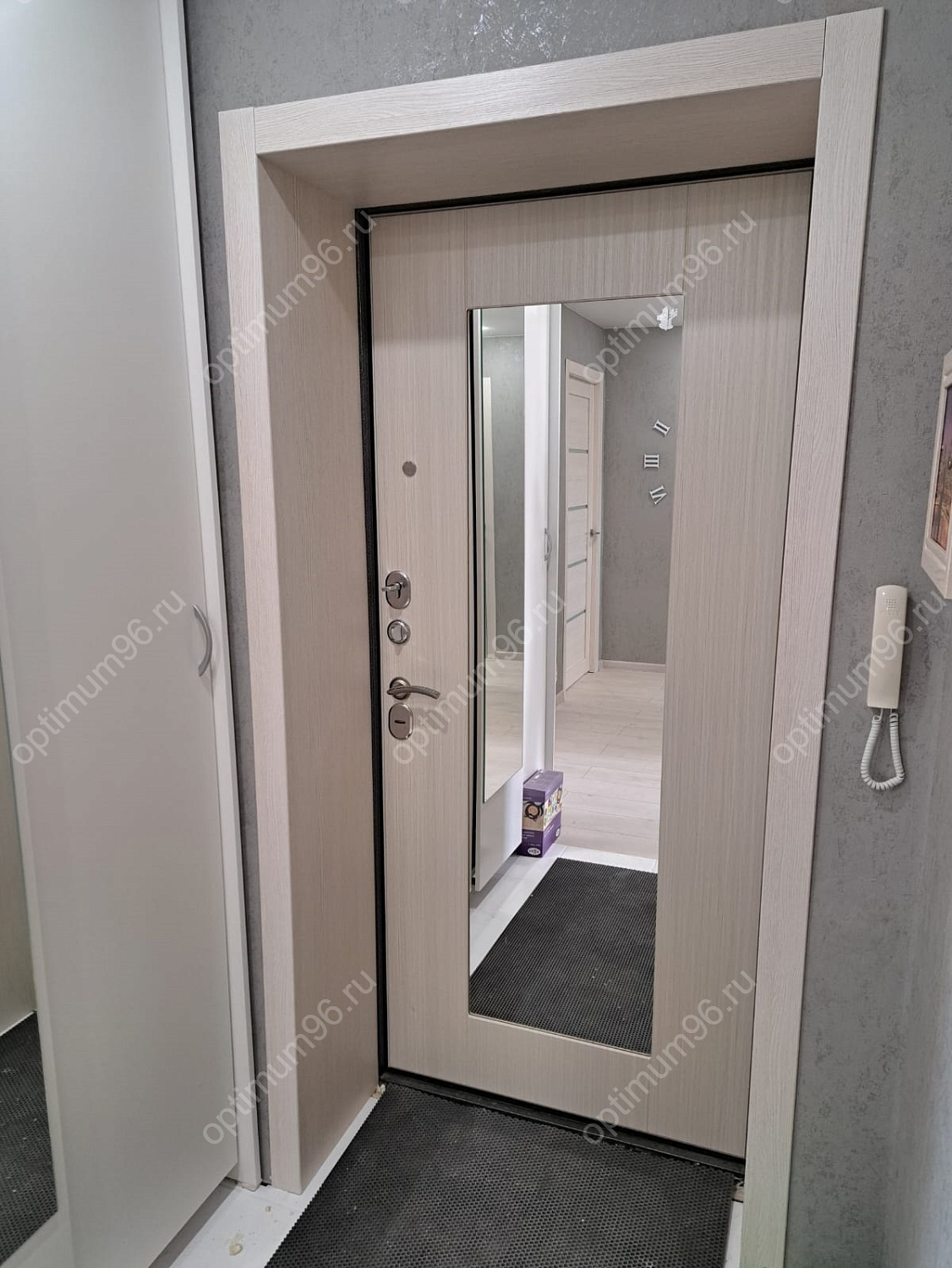 Входная дверь Берлога с облагораживанием проема