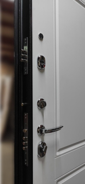 Входная дверь Берлога Тринити Нова Ромео