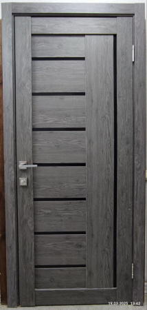 Межкомнатная дверь модель 01 ДО Дуб серый/ Черный лакобель 700х2000