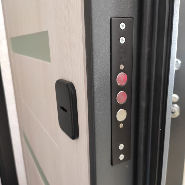 Входная дверь Страж 3К Люкс 4 Колоре графит/ Листвинница светлая 860х2050 Правое