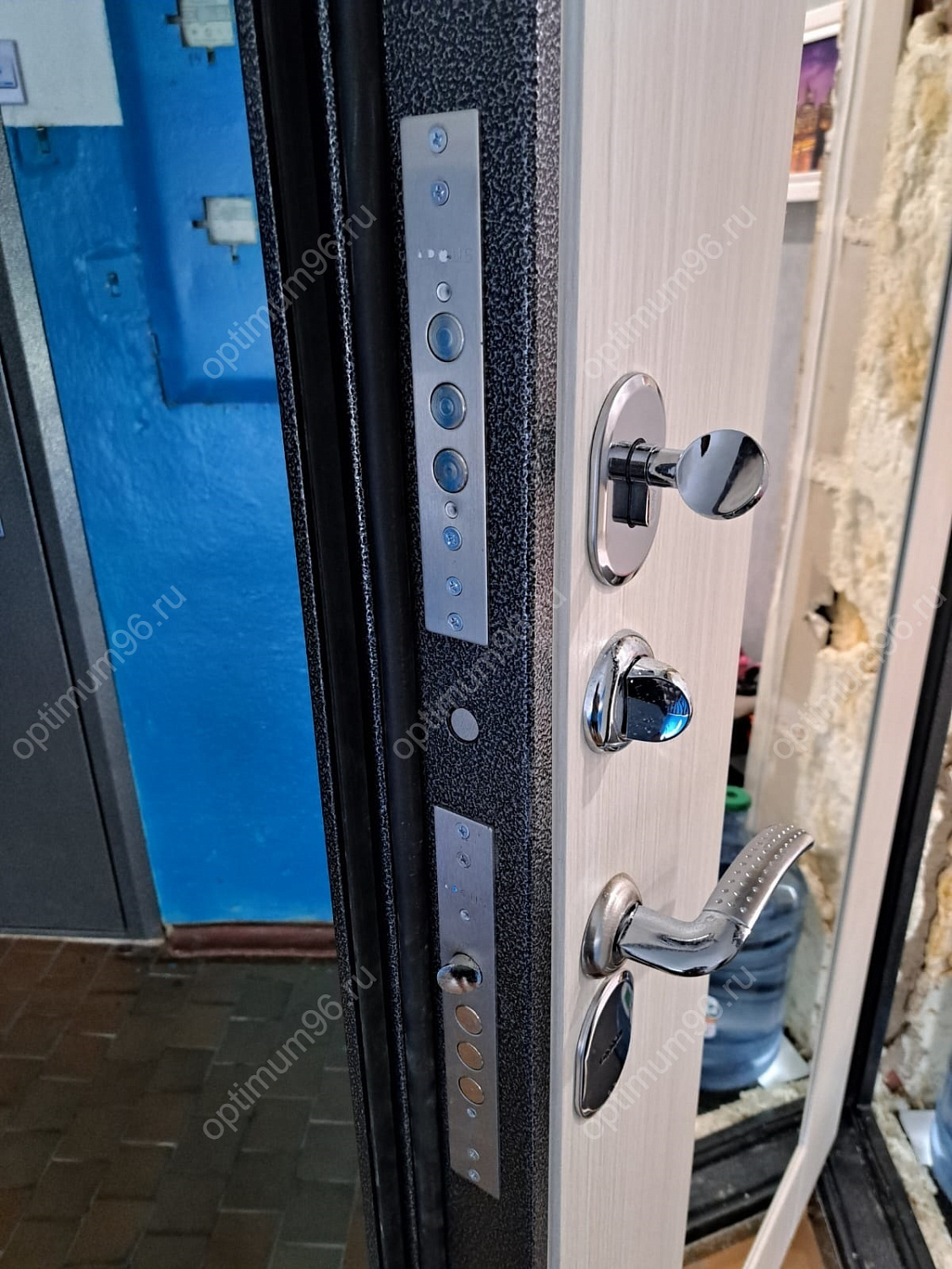 Входная дверь Берлога с облагораживанием проема