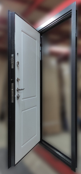 Входная дверь Берлога Тринити Нова Ромео