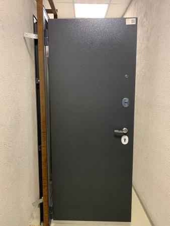 Входная дверь Мастино Trust Eco Букле антрацит/ Дуб галифакс медовый 9E-183 860х2050 Правое