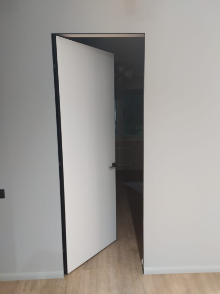 Скрытая дверь INVISIBLE внутреннее открывание алюминиевая кромка черная 900х2000