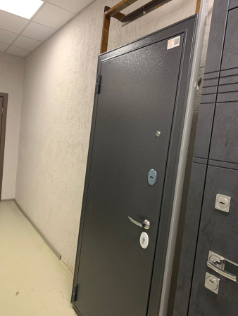 Входная дверь Мастино Trust Eco Букле антрацит/ Дуб галифакс медовый 9E-183 860х2050 Правое