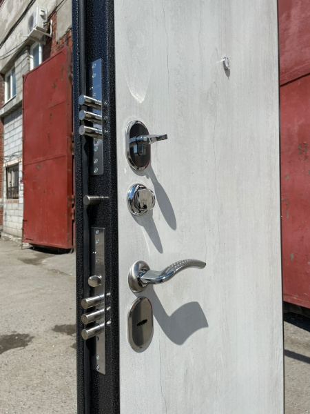 Входная дверь Берлога Сити Лофт