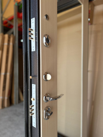 Входная дверь Берлога Тринити Нова Милли